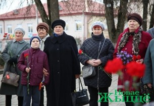 В День Октябрьской революции новогрудчане возложили цветы к памятнику Ленину