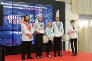 Учащийся Новогрудского сельскохозяйственного профессионального лицея
Егор Каратай среди победителей Международного кулинарного кубка