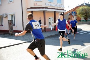 По улицам Новогрудка прошла легкоатлетическая эстафета ко Дню работников физической культуры и спорта