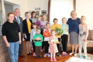 Парламентарии Александр Сонгин и Эльвира Сороко приняли участие в благотворительной акции «В школу с добрым сердцем»
