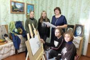 Светлана Бояровская передает свою любовь к искусству юным новогрудчанам