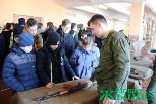 Новогрудские школьники знакомятся с армейской жизнью