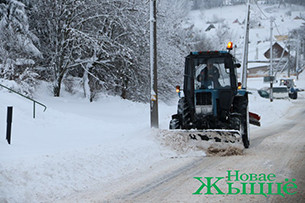 На уборке снега напряжённо трудятся работники Новогрудского РУП ЖКХ, а также жители города и района