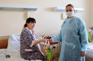Мам, находящихся в родительном отделении Новогрудской больницы, поздравили с 8 Марта