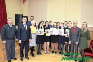 Юным жителям Новогрудчины в канун Дня Конституции Республики Беларусь торжественно вручили паспорта