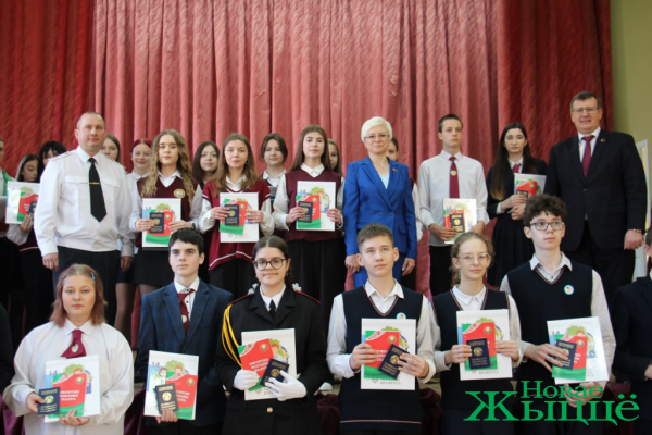 Первый паспорт в День Конституции получили юные жители Новогрудского района