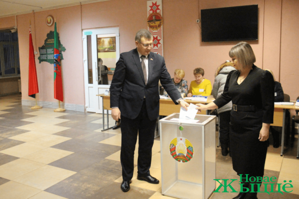 Голос каждого важен! Председатель Новогрудского райисполкома Сергей Чарковский принял участие в голосовании