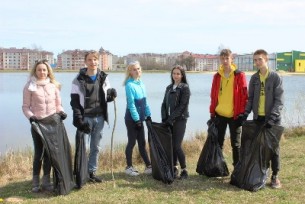 Волонтёры Новогрудского лицея навели порядок около озера Молодёжное