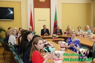Самые обаятельные и привлекательные женщины Новогрудчины принимали поздравления с 8 Марта от руководства районного исполнительного комитета