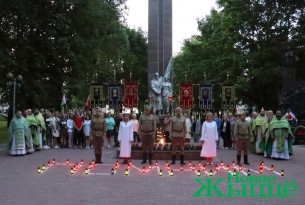 В День всенародной памяти жертв Великой Отечественной войны десятки
новогрудчан собрались на ночную панихиду и провели лампадное шествие
