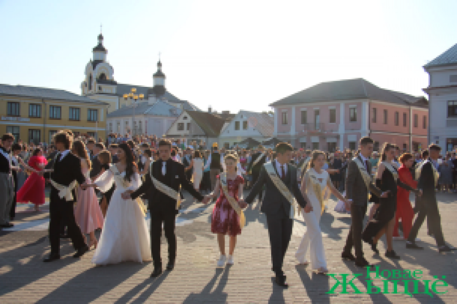 В добрый путь, выпускники 2023 года! В Новогрудке на городской площади прошел районный выпускной бал
