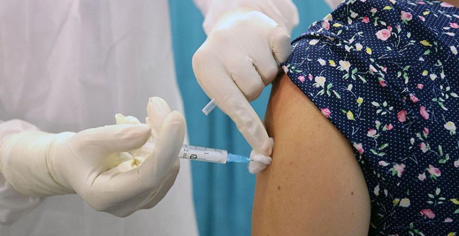 Почему вакцинироваться от коронавируса предпочтительнее летом, объясняет специалист