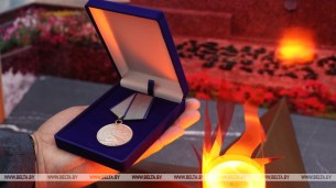 В Гродно правнуку фронтовика передали утерянную боевую медаль