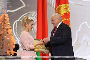 Александр Лукашенко вручил премии 